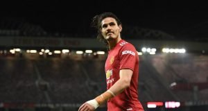 Edinson Cavani signs a one-year contract extension with Man United