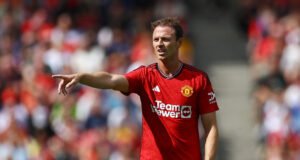 Jonny Evans set to be handed a one-year contract